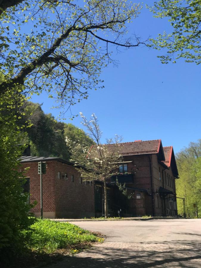 Tree Top Hill - The Old Station House - Bastad Holiday Apartments Exterior foto