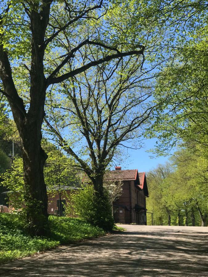 Tree Top Hill - The Old Station House - Bastad Holiday Apartments Exterior foto